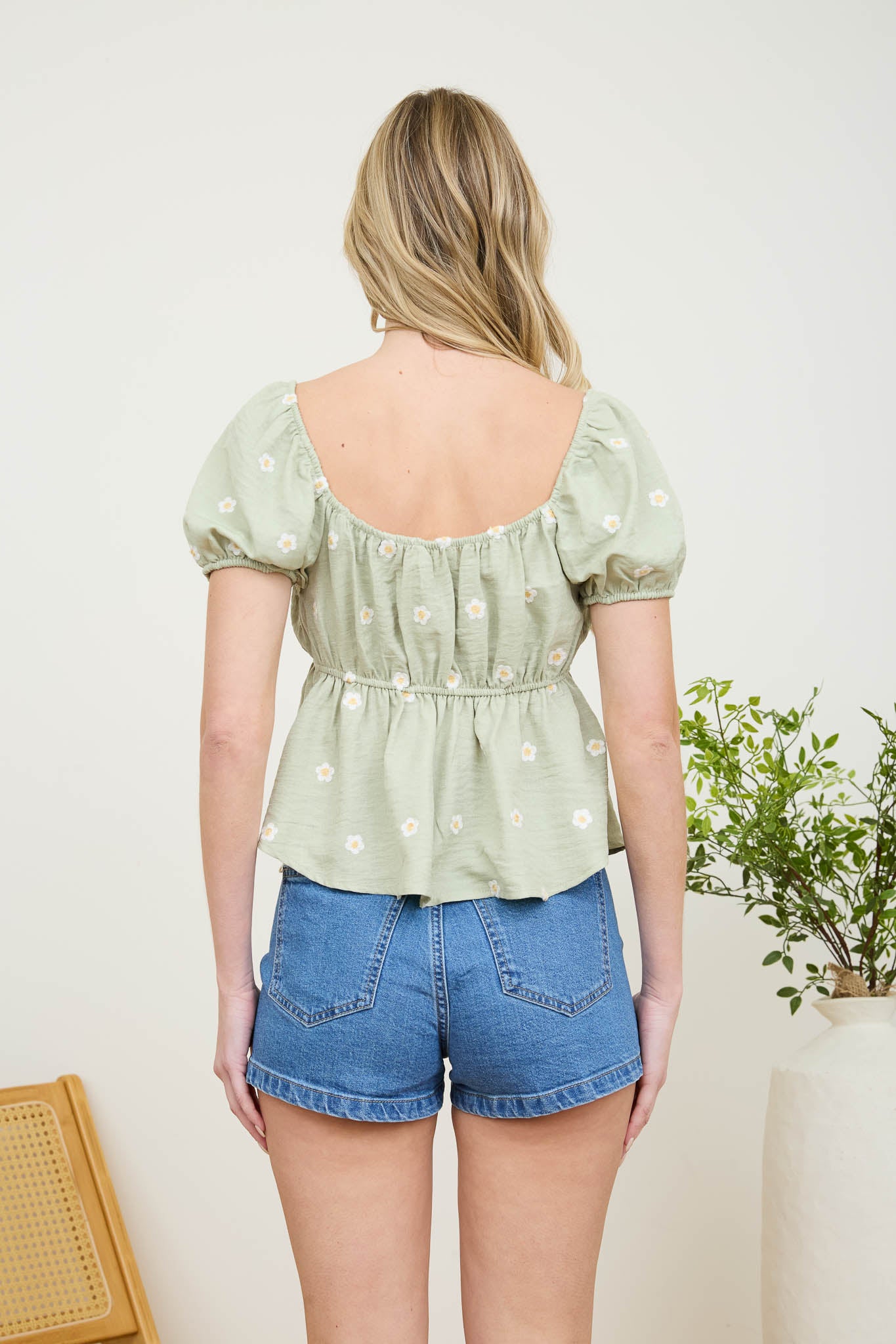 EMBROIDERED DAISY PUFF SLEEVE PLEATED BLOUSE (PRE-ORDER)