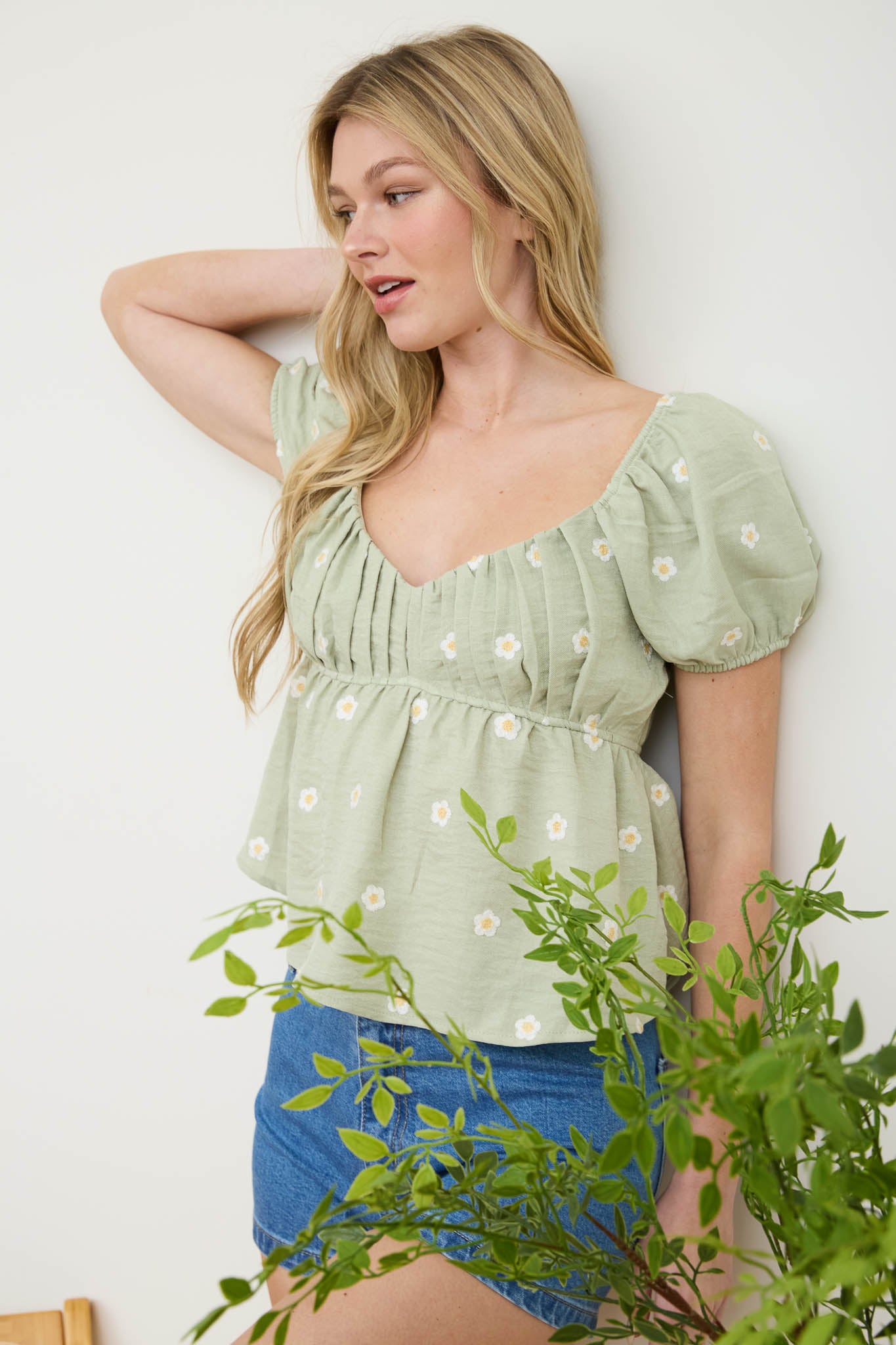 EMBROIDERED DAISY PUFF SLEEVE PLEATED BLOUSE (PRE-ORDER)