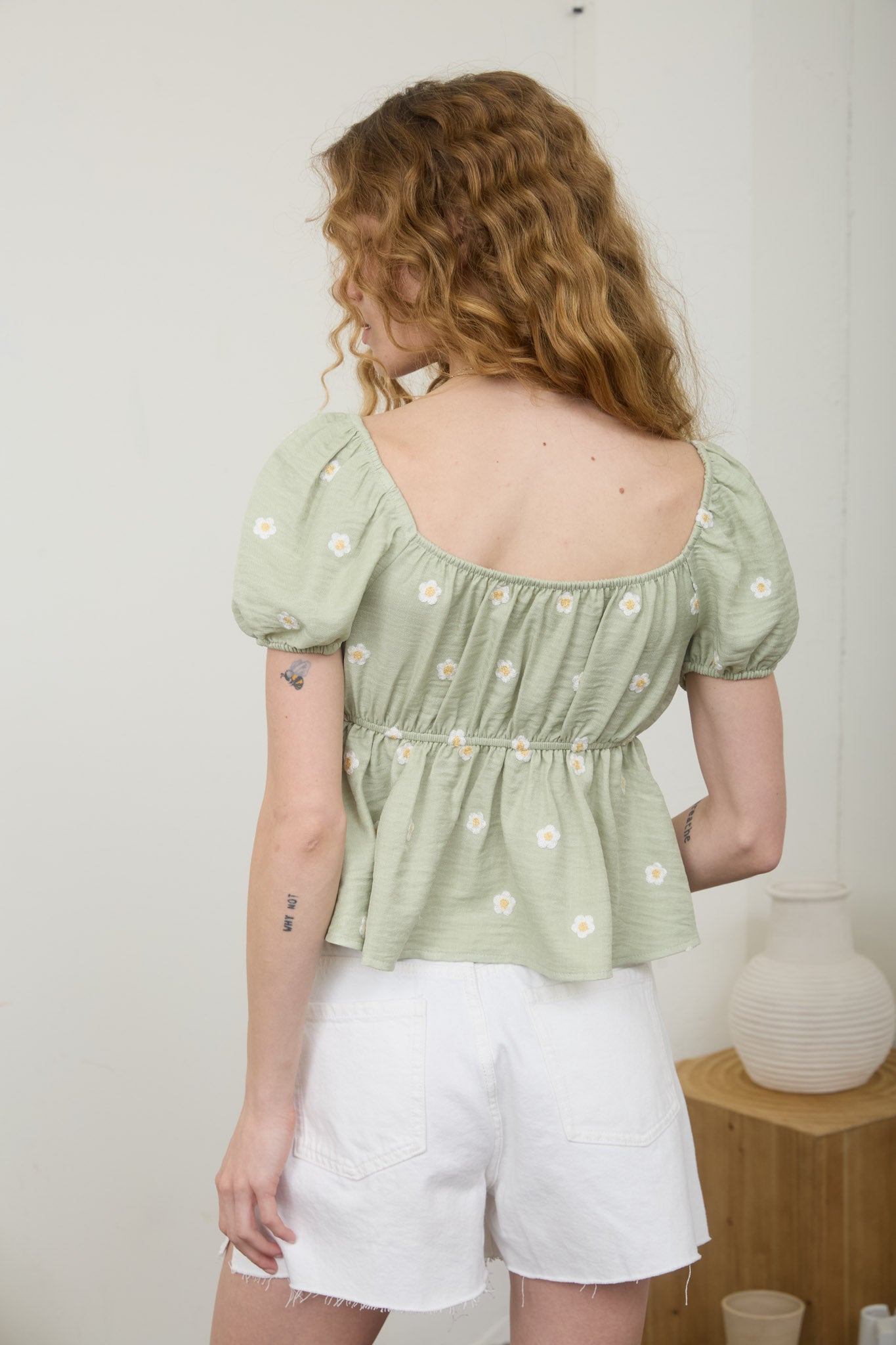EMBROIDERED DAISY PUFF SLEEVE PLEATED BLOUSE (PRE-ORDER)