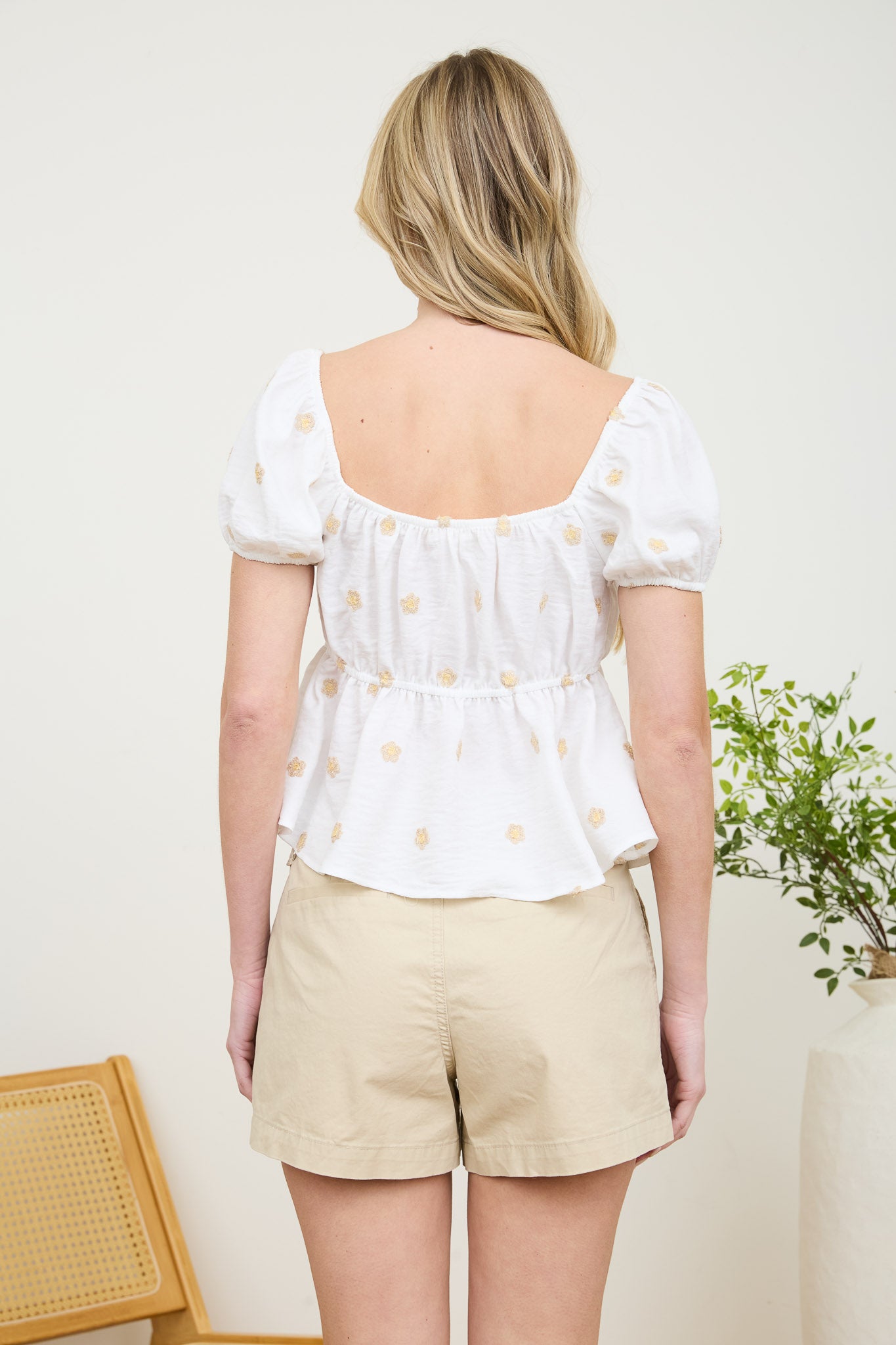 EMBROIDERED DAISY PUFF SLEEVE PLEATED BLOUSE (PRE-ORDER)