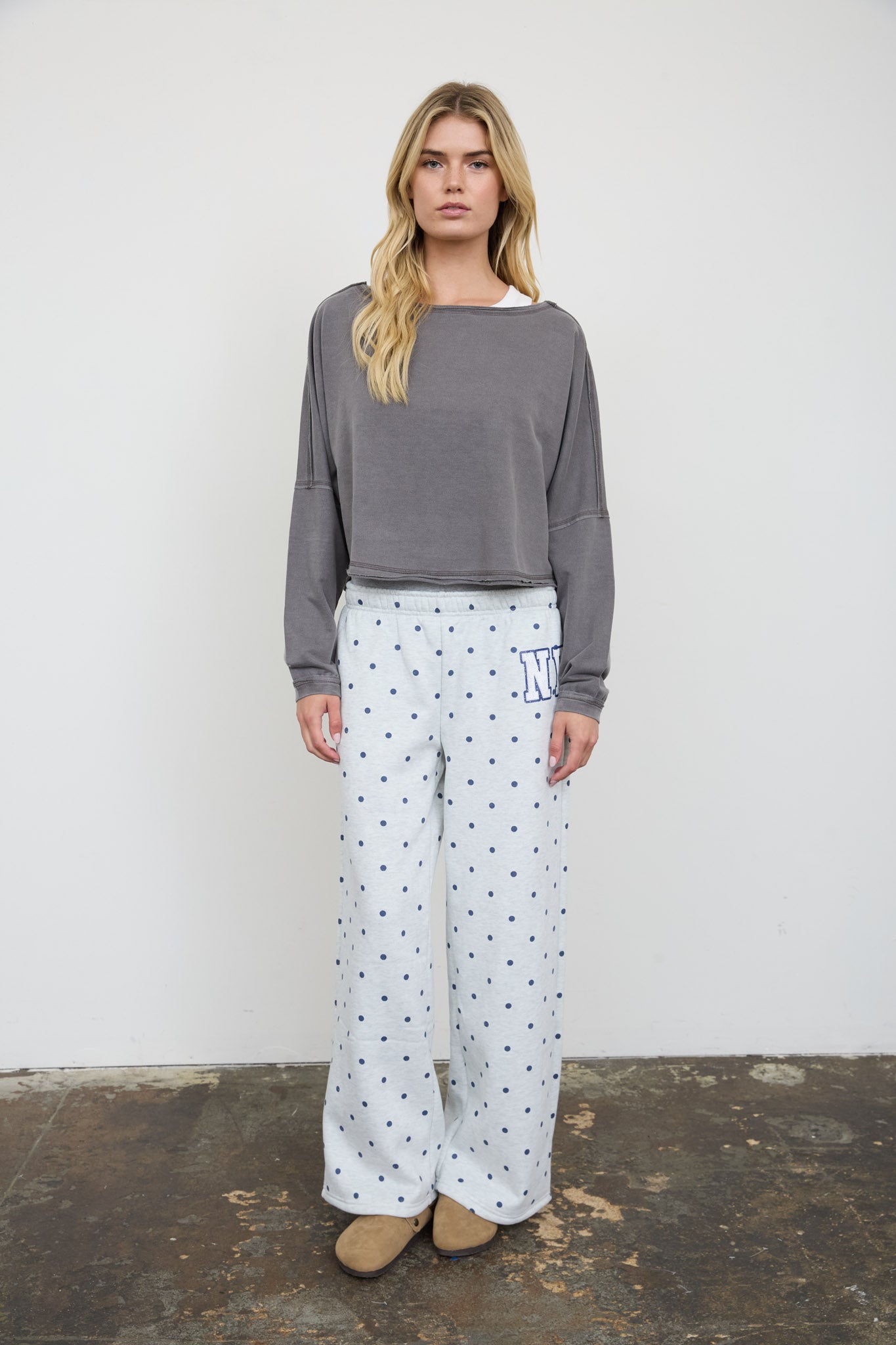 BOAT NECK RAW EDGE LONG SLEEVE CROPPED KNIT TOP
