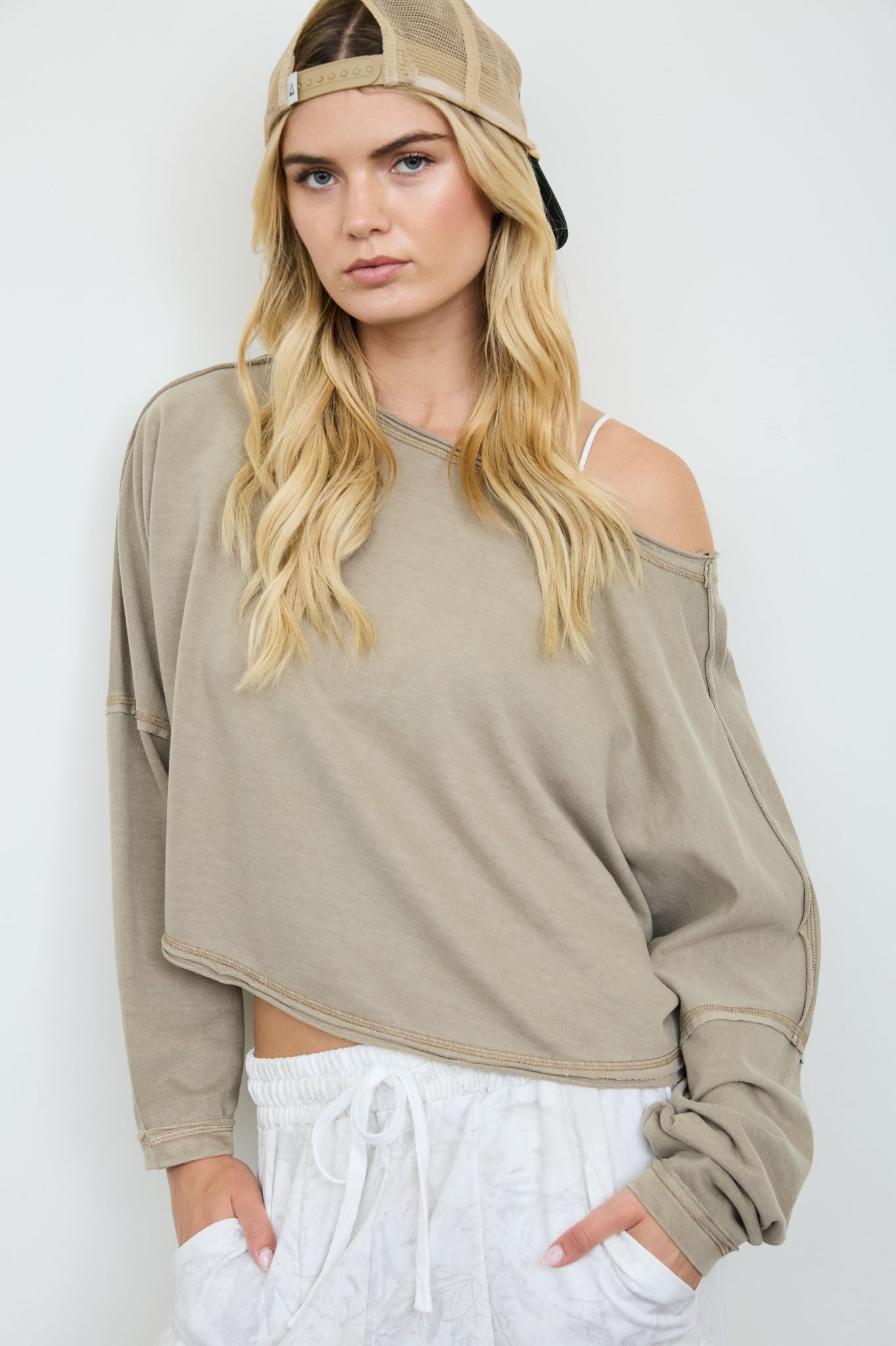 BOAT NECK RAW EDGE LONG SLEEVE CROPPED KNIT TOP