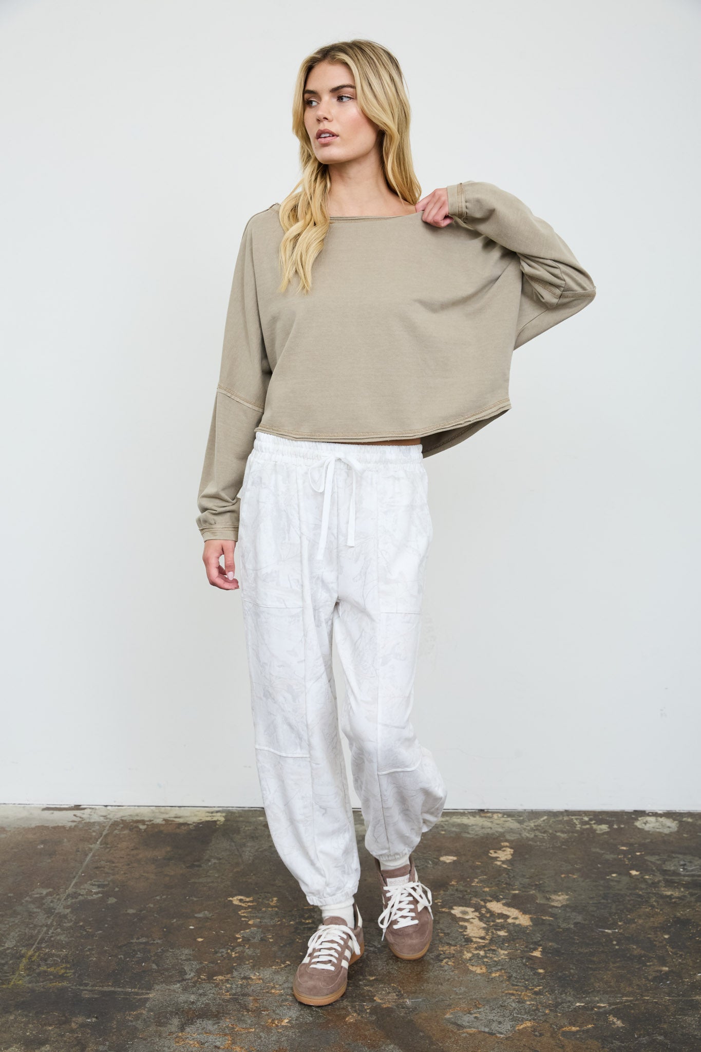 BOAT NECK RAW EDGE LONG SLEEVE CROPPED KNIT TOP