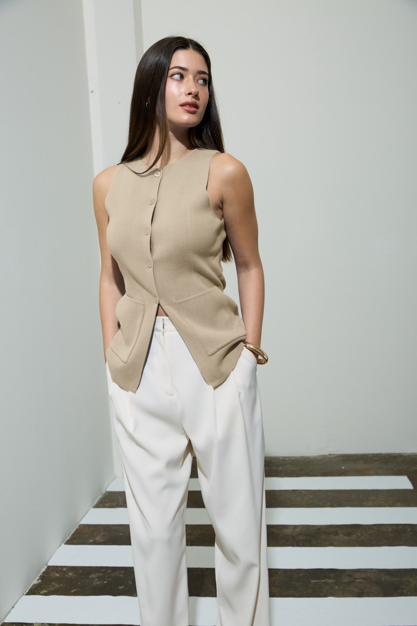 ROUND NECK BUTTON DOWN SLEEVELESS KNIT VEST