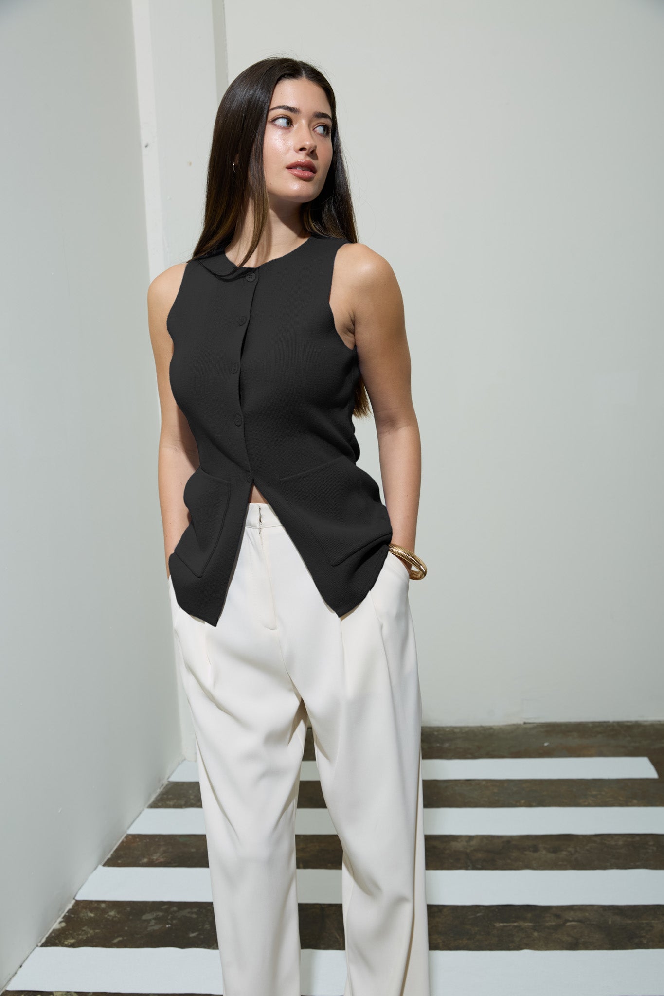 ROUND NECK BUTTON DOWN SLEEVELESS KNIT VEST