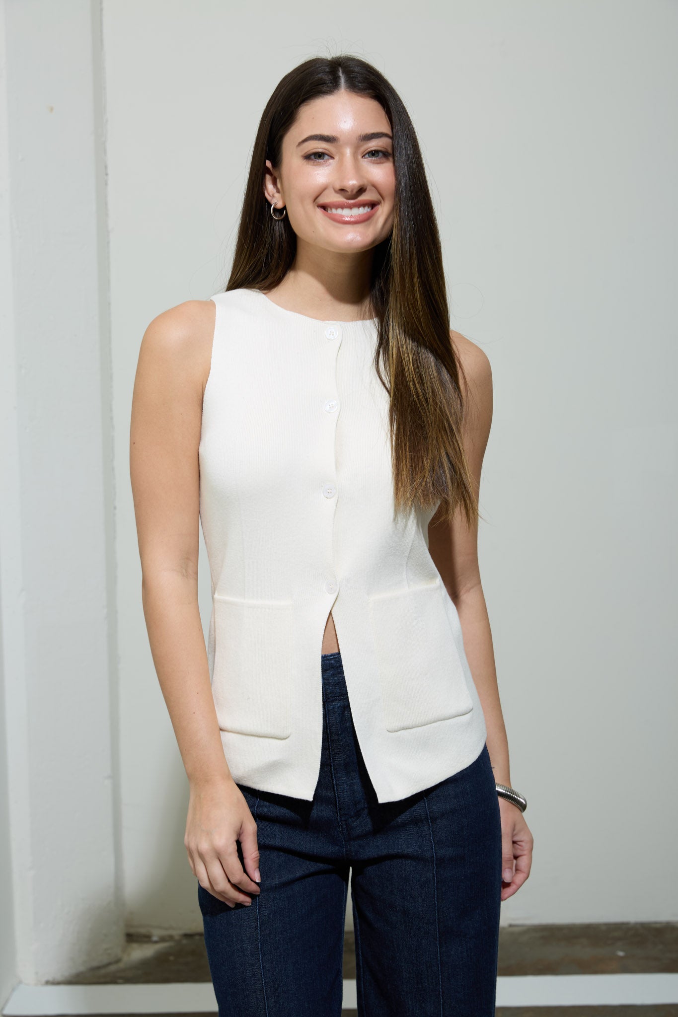 ROUND NECK BUTTON DOWN SLEEVELESS KNIT VEST