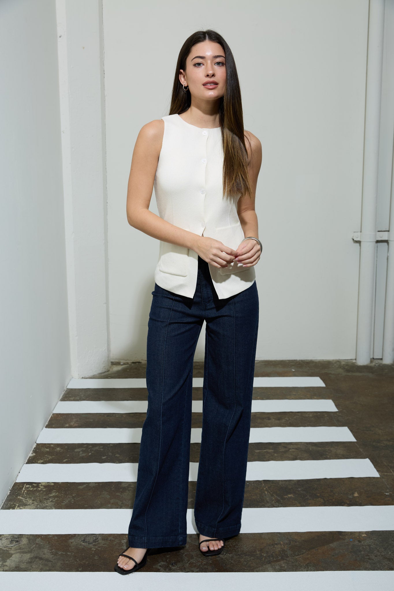 ROUND NECK BUTTON DOWN SLEEVELESS KNIT VEST