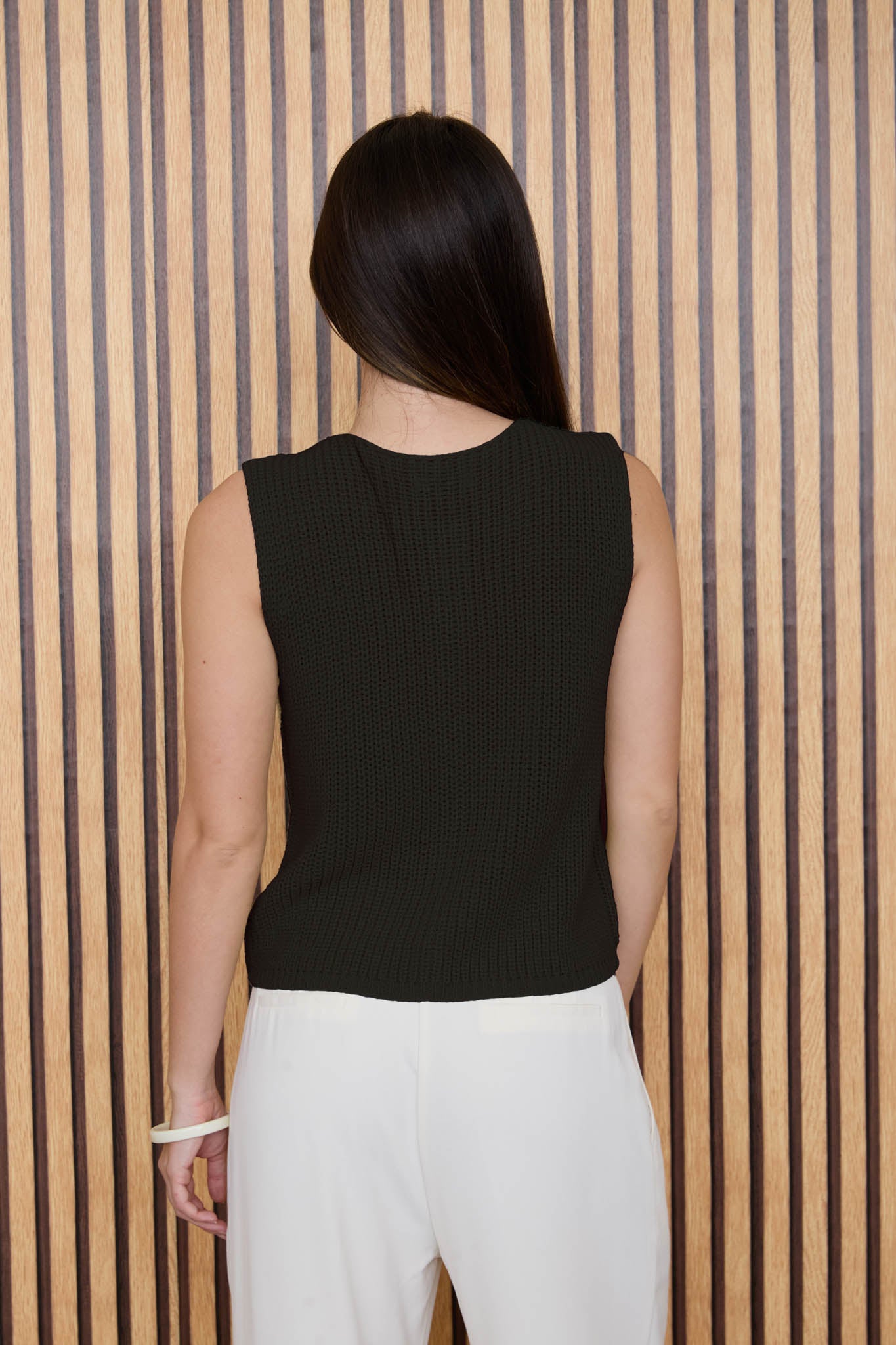 ROUND NECK SLEEVELESS KNIT BUTTON DOWN CARDIGAN