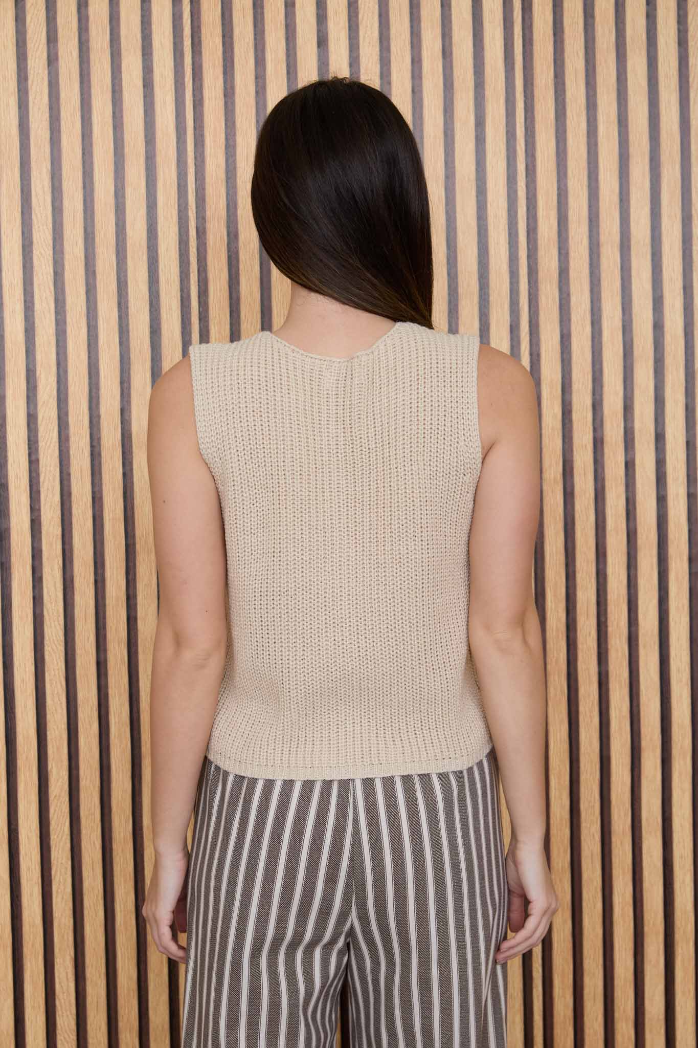 ROUND NECK SLEEVELESS KNIT BUTTON DOWN CARDIGAN