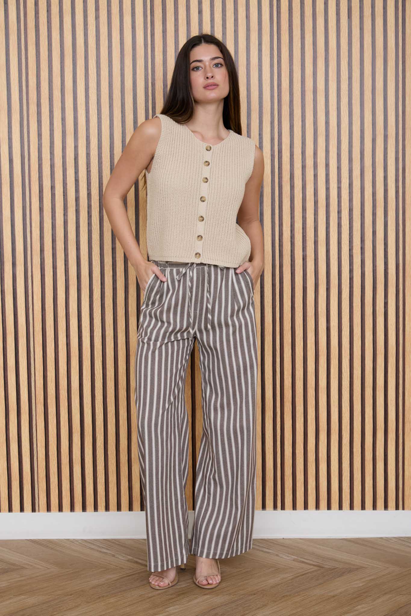 ROUND NECK SLEEVELESS KNIT BUTTON DOWN CARDIGAN