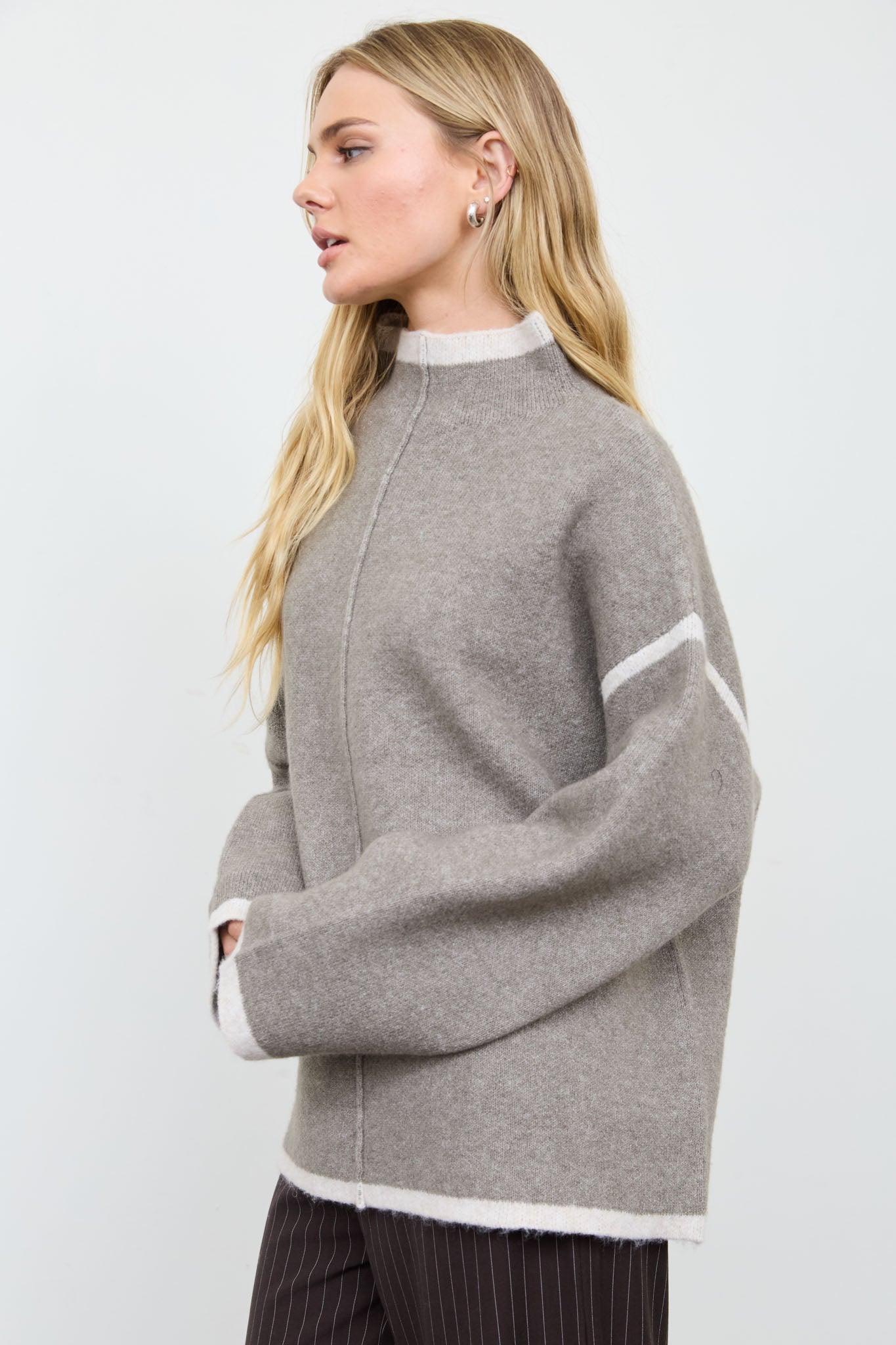 CONTRAST FRONT SEAM MOCK NECK OVERSIZED SWEATER