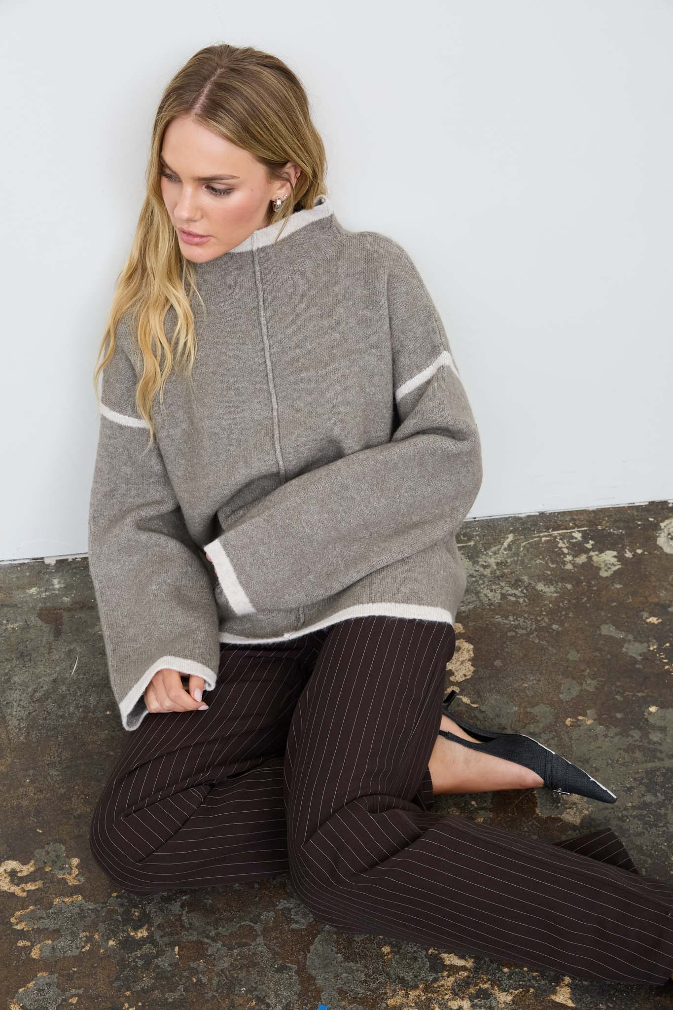 CONTRAST FRONT SEAM MOCK NECK OVERSIZED SWEATER