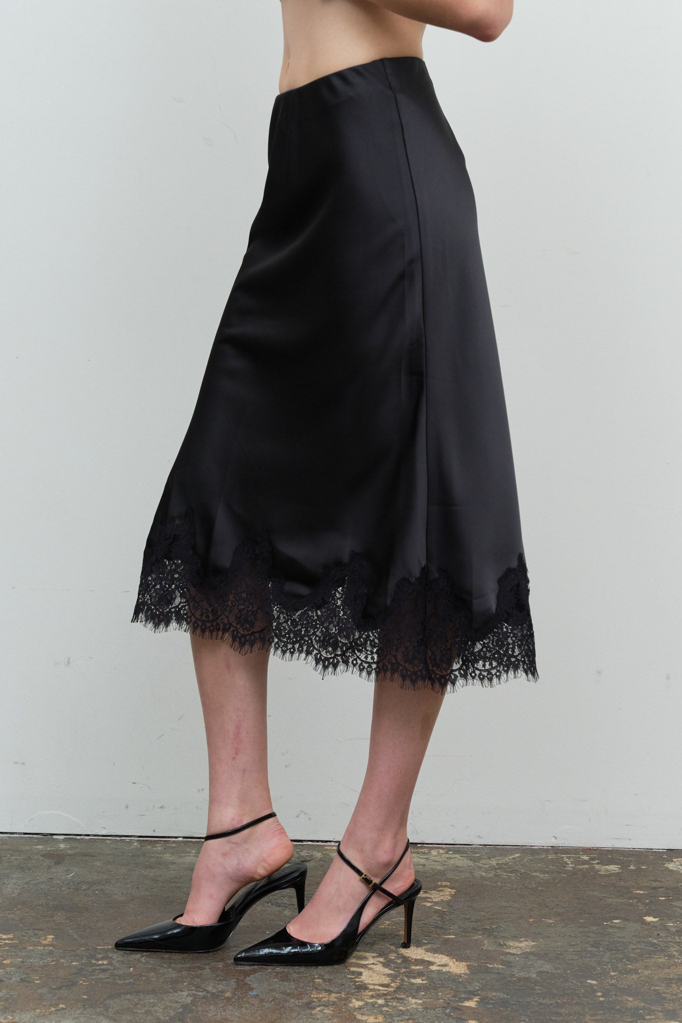 SATIN SCALLOPED LACE TRIM MIDI SKIRT