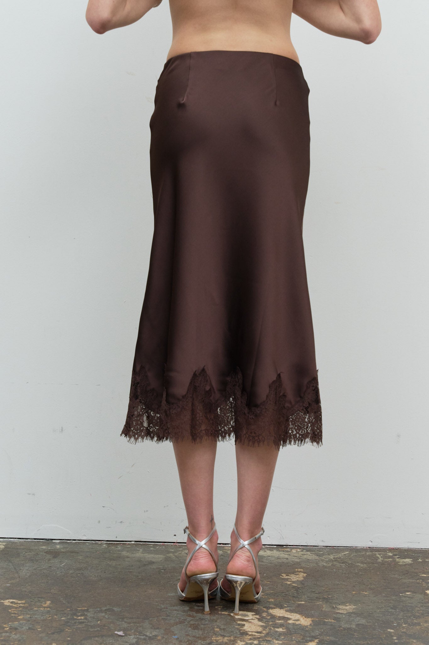 SATIN SCALLOPED LACE TRIM MIDI SKIRT