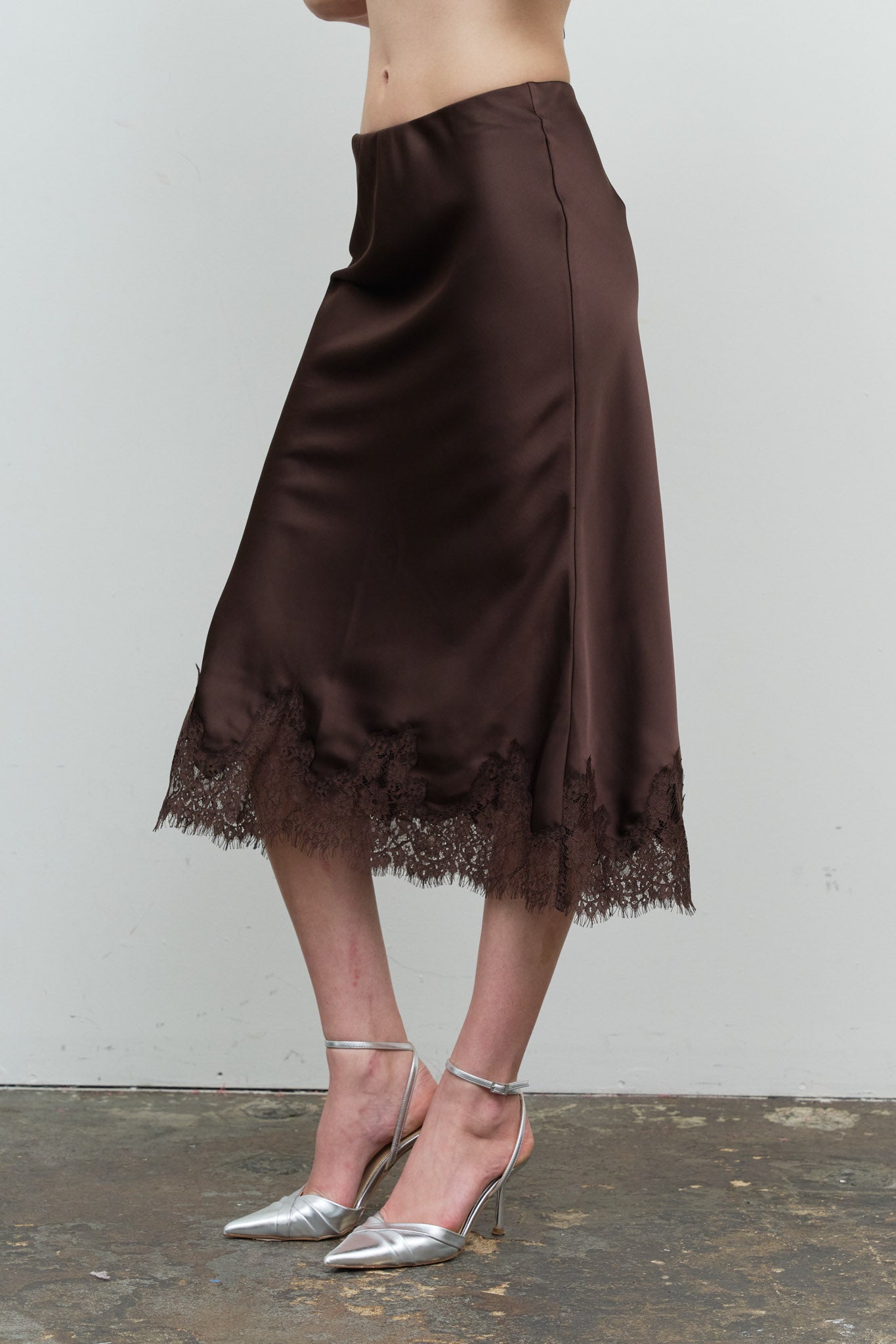 SATIN SCALLOPED LACE TRIM MIDI SKIRT