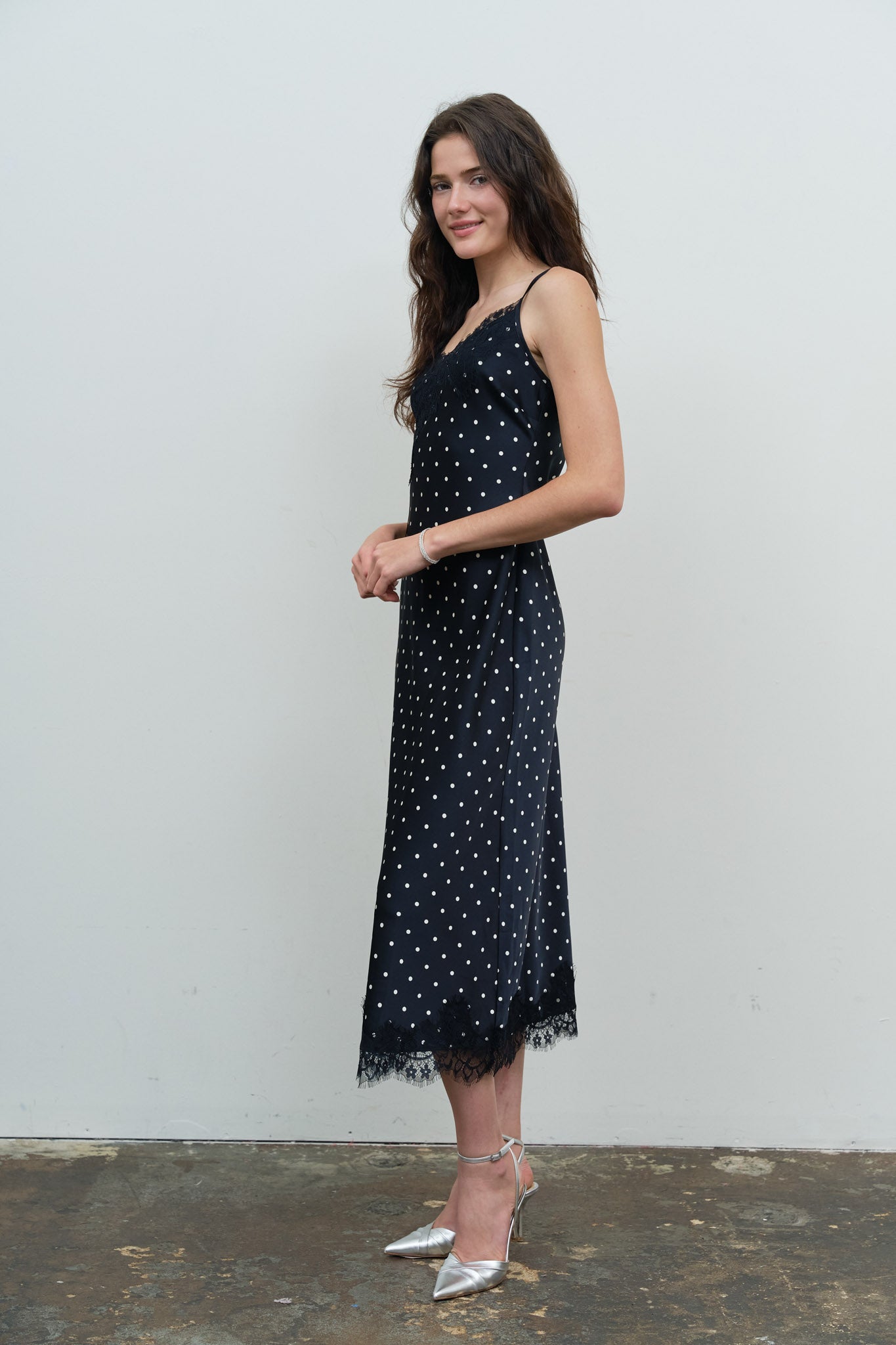 CONTRAST LACE TRIM SPAGHETTI STRAP MIDI DRESS