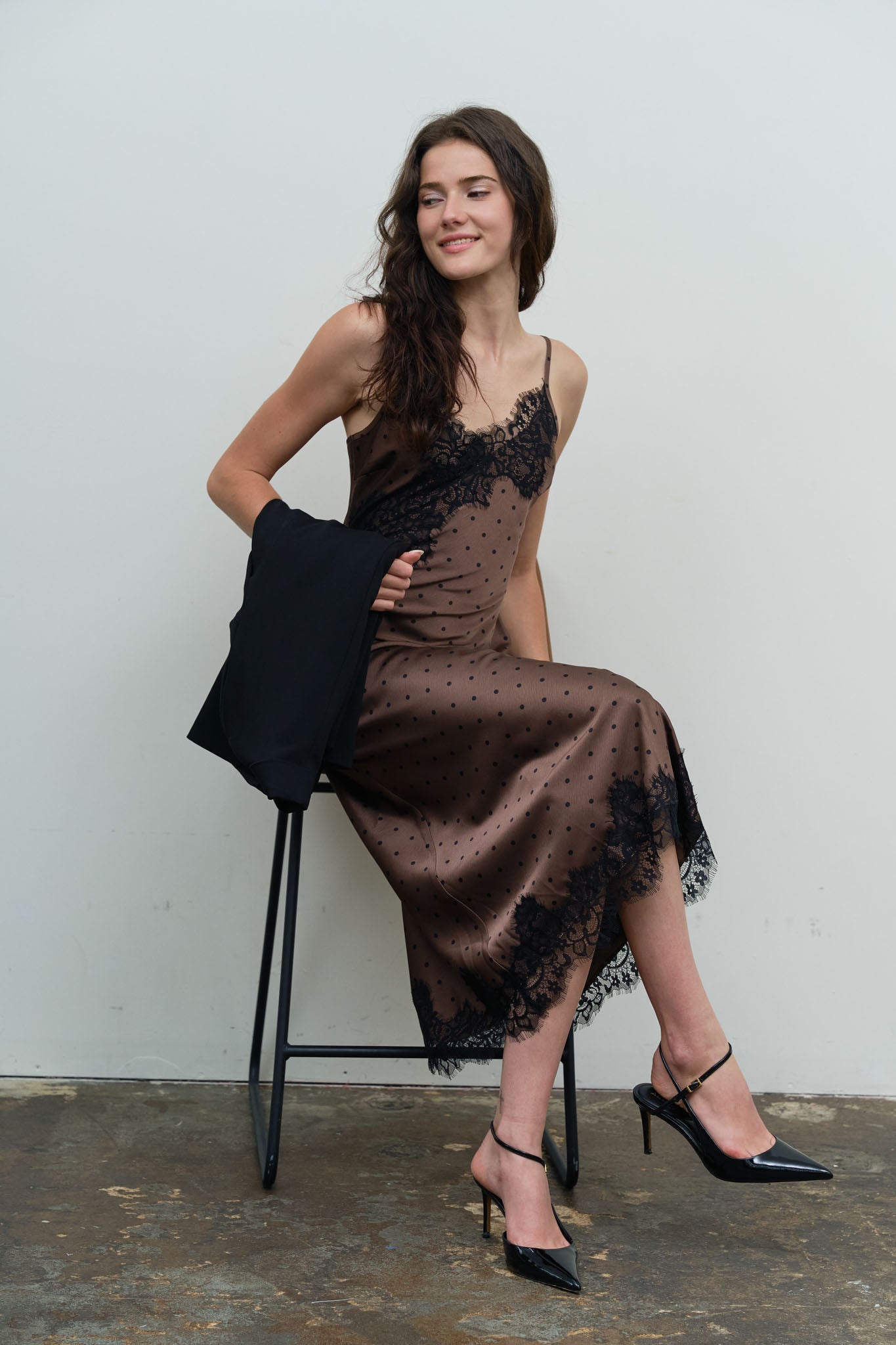 CONTRAST LACE TRIM SPAGHETTI STRAP MIDI DRESS