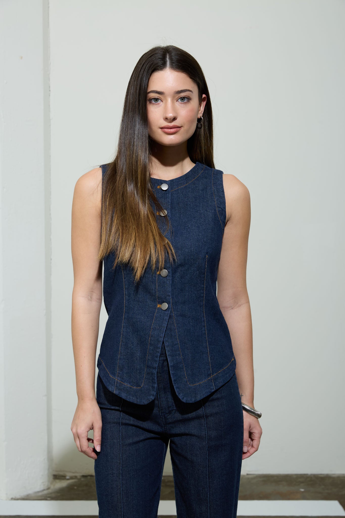 ROUND NECK BUTTON DOWN SLEEVELESS DENIM VEST