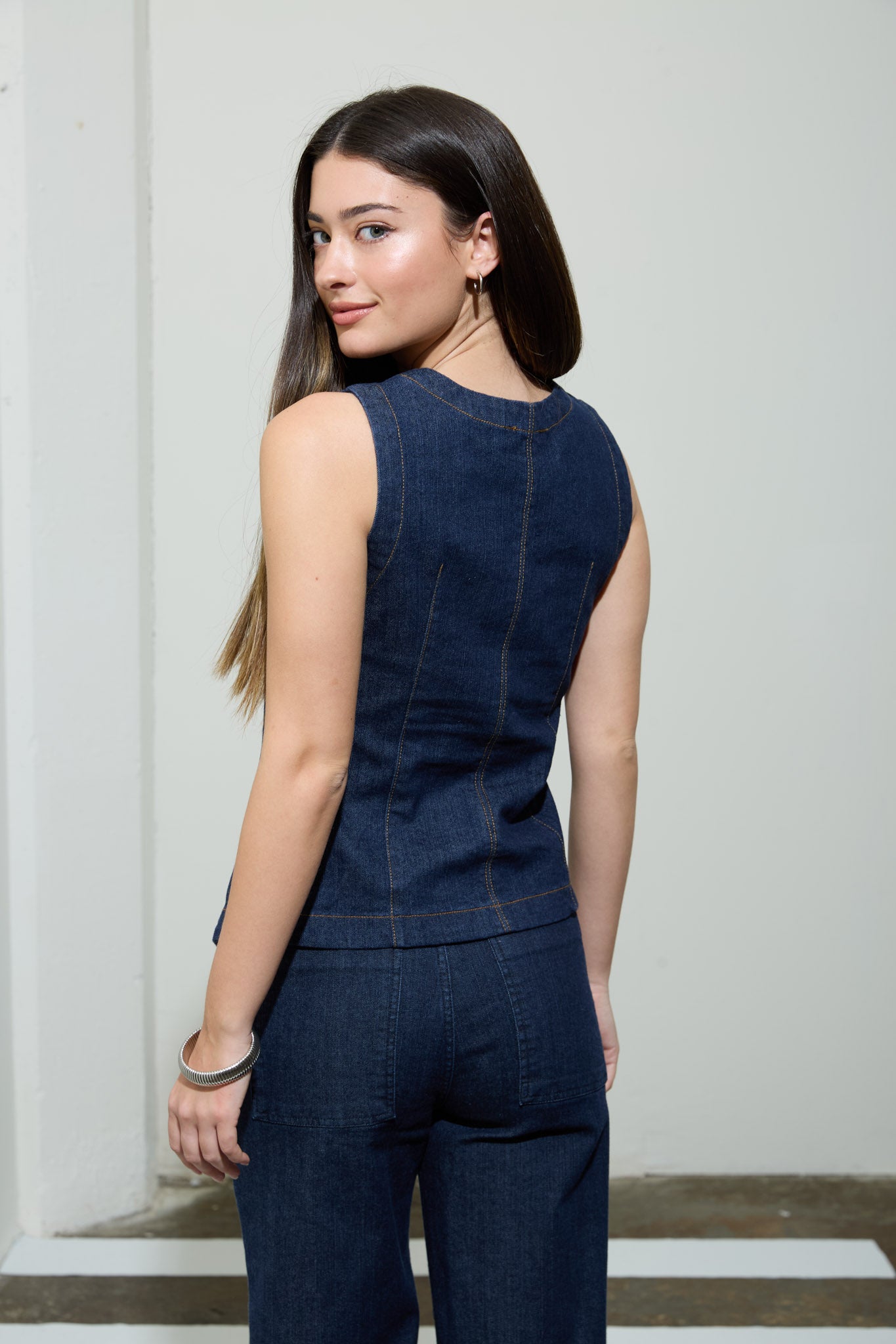 ROUND NECK BUTTON DOWN SLEEVELESS DENIM VEST