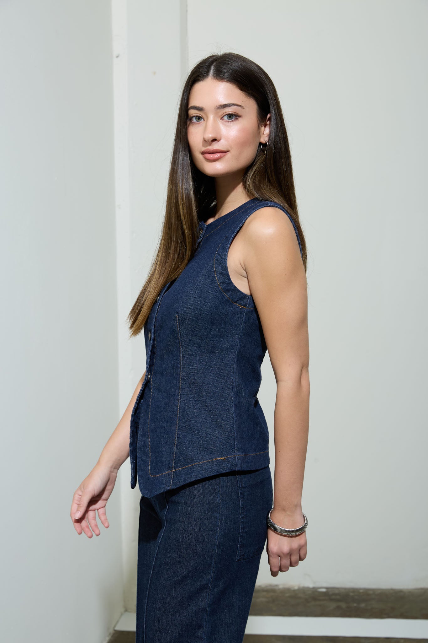 ROUND NECK BUTTON DOWN SLEEVELESS DENIM VEST