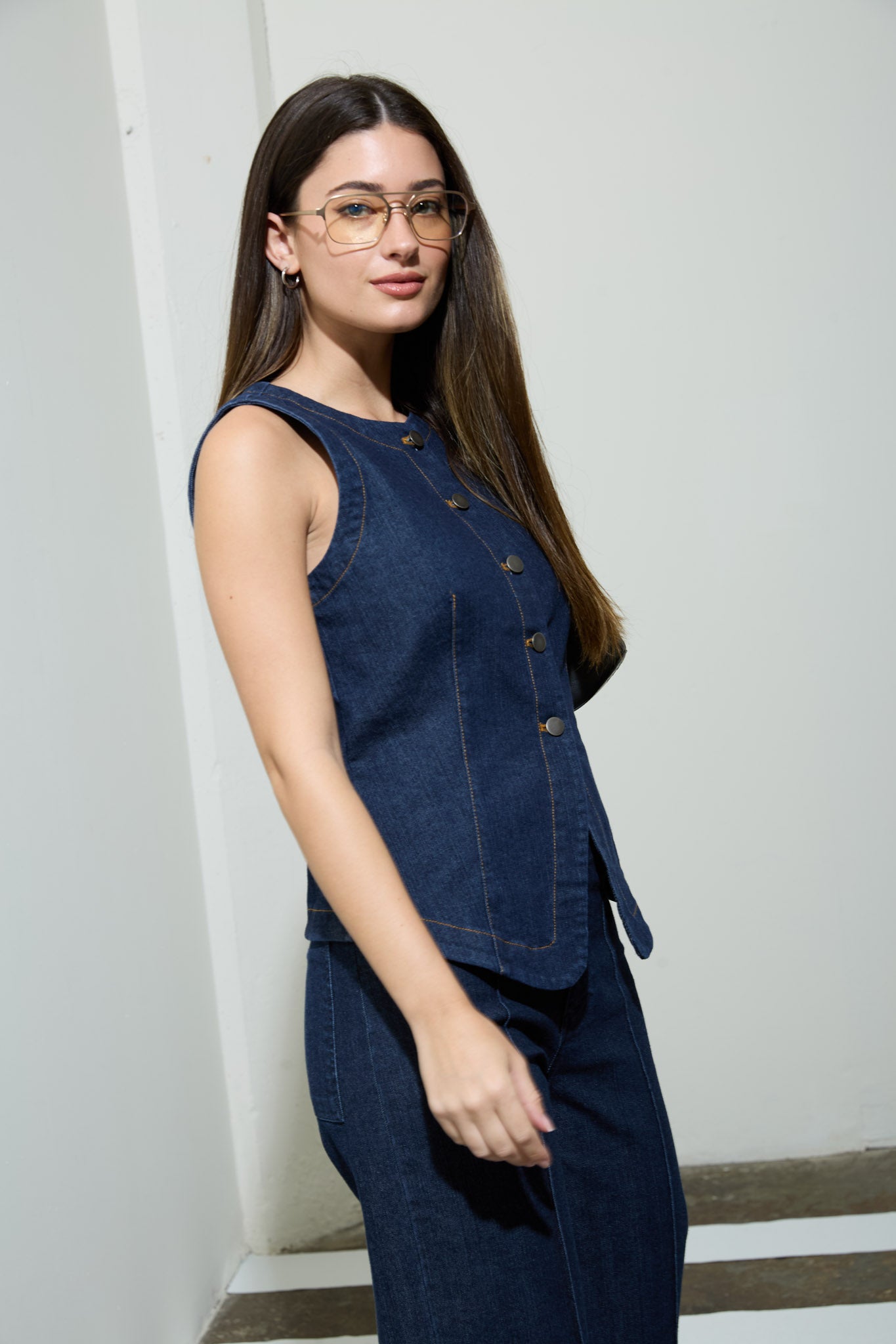ROUND NECK BUTTON DOWN SLEEVELESS DENIM VEST