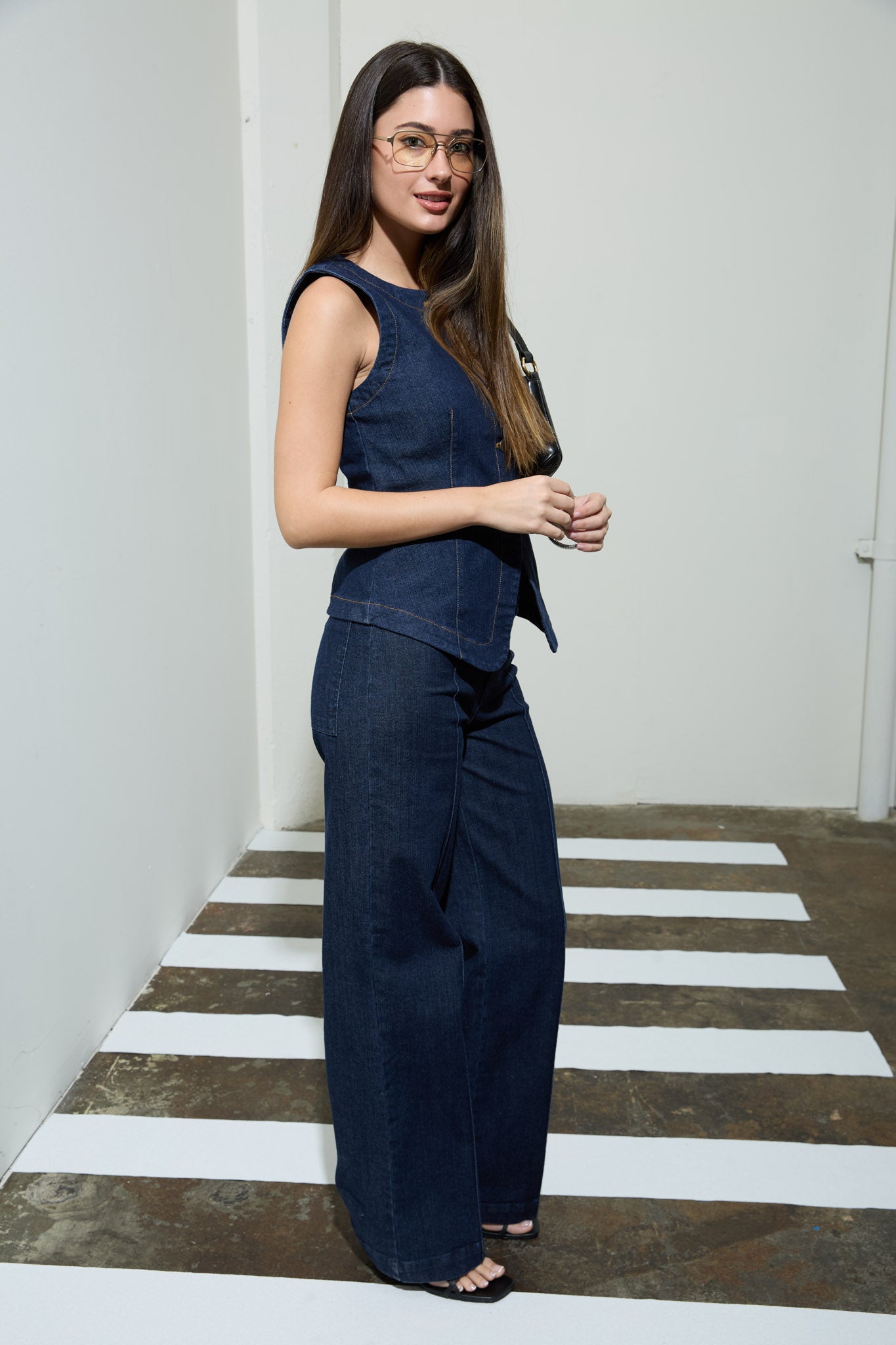 ROUND NECK BUTTON DOWN SLEEVELESS DENIM VEST