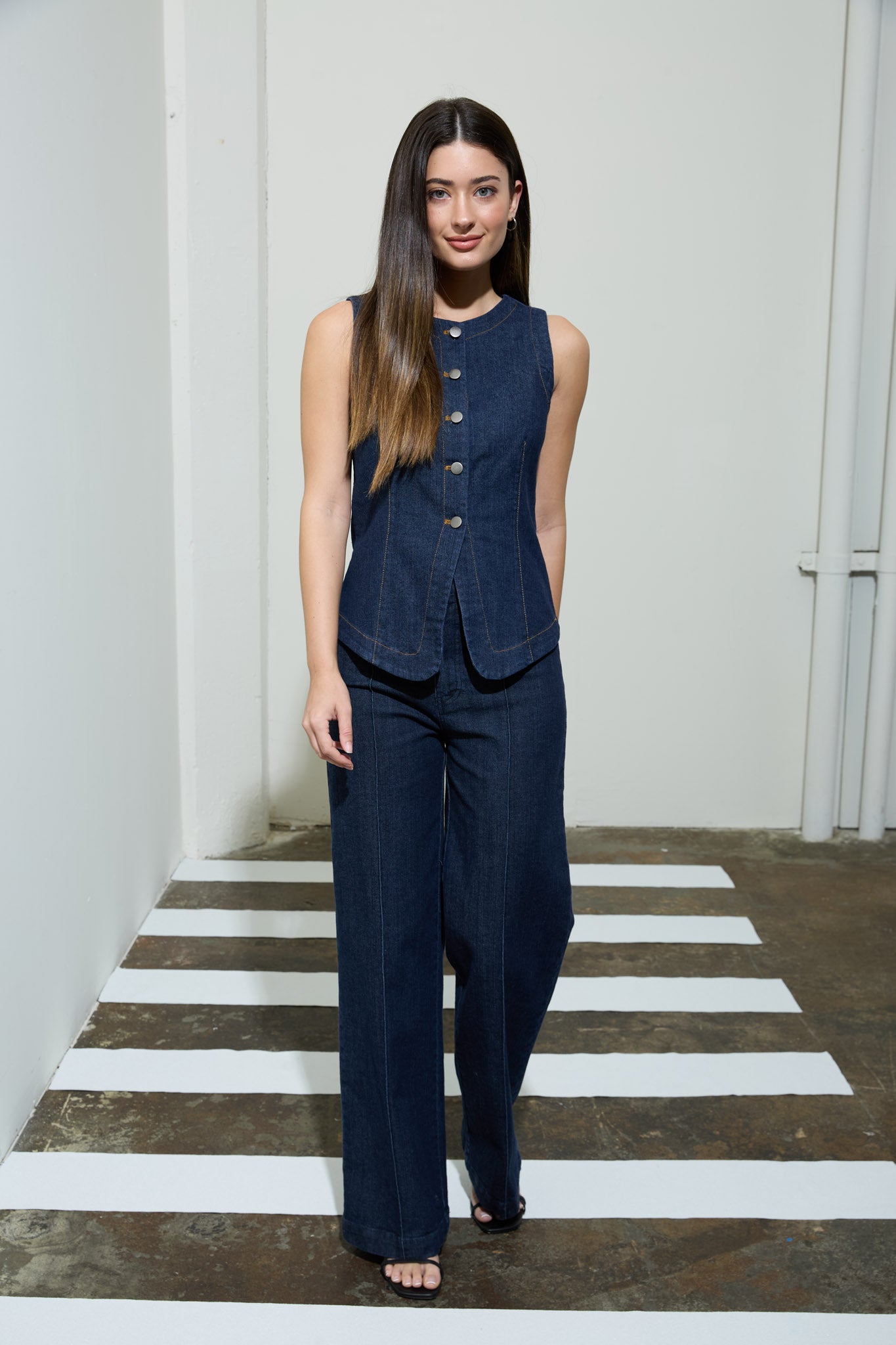 ROUND NECK BUTTON DOWN SLEEVELESS DENIM VEST