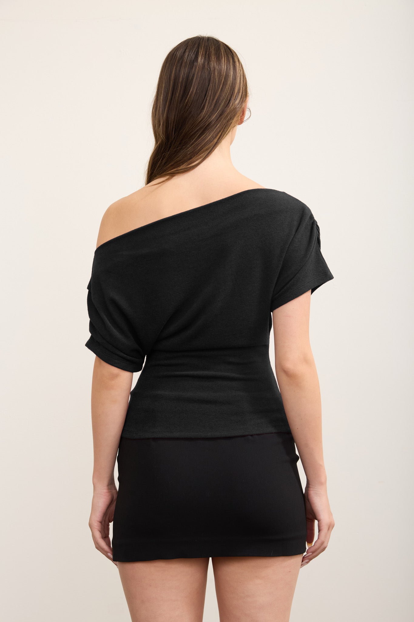 ONE-SHOULDER RUCHED SHORT SLEEVE KNIT TOP