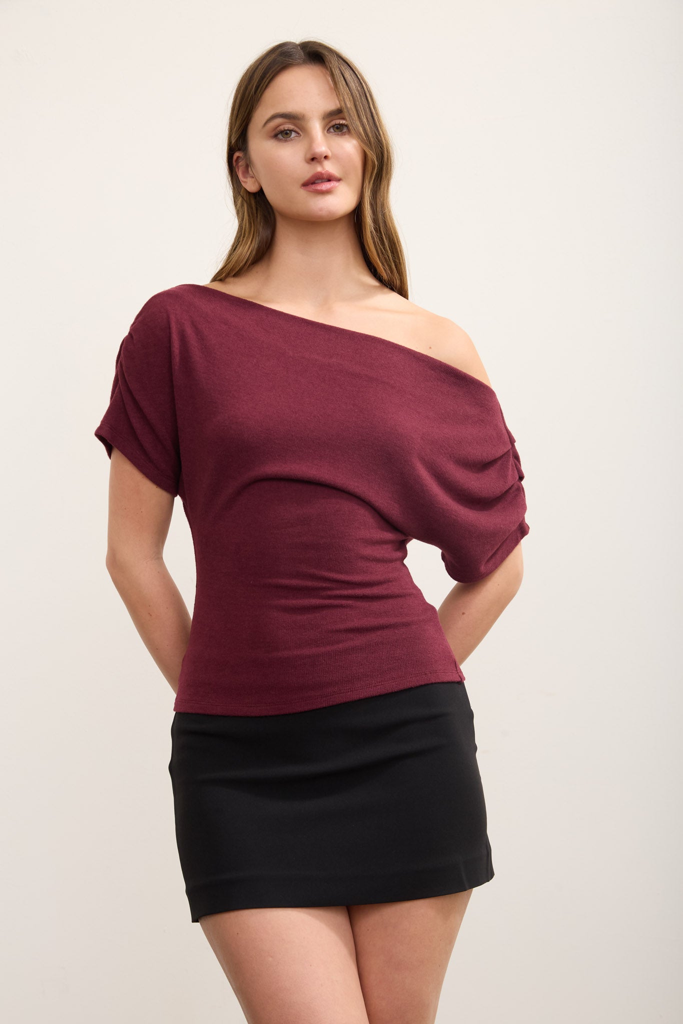 ONE-SHOULDER RUCHED SHORT SLEEVE KNIT TOP