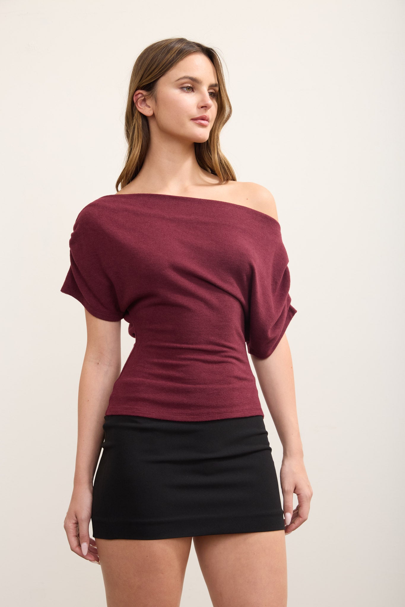 ONE-SHOULDER RUCHED SHORT SLEEVE KNIT TOP