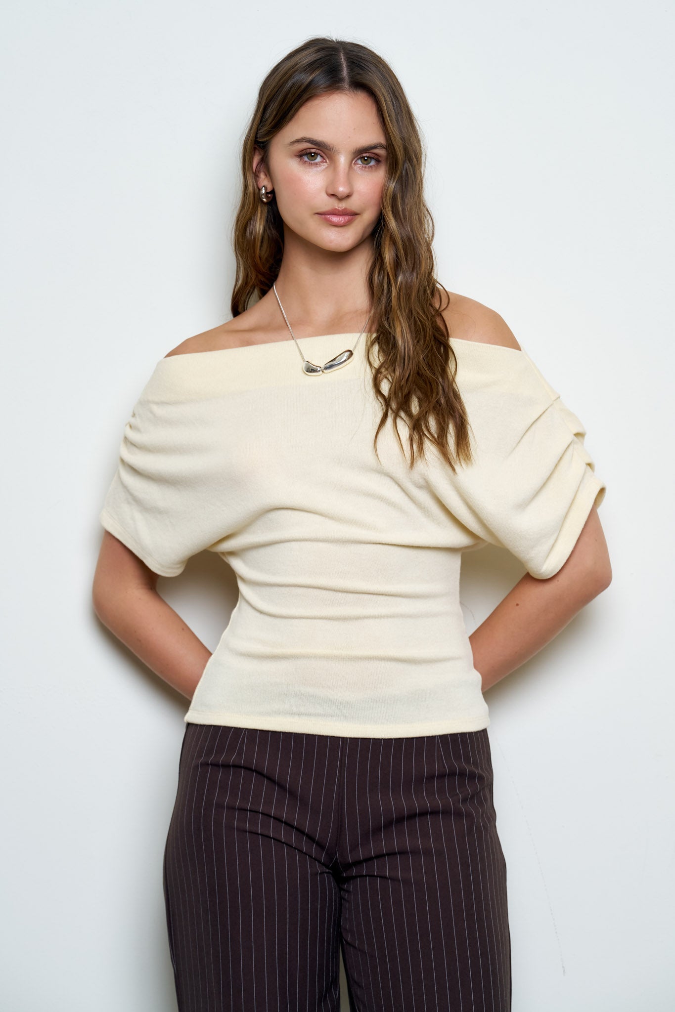 ONE-SHOULDER RUCHED SHORT SLEEVE KNIT TOP