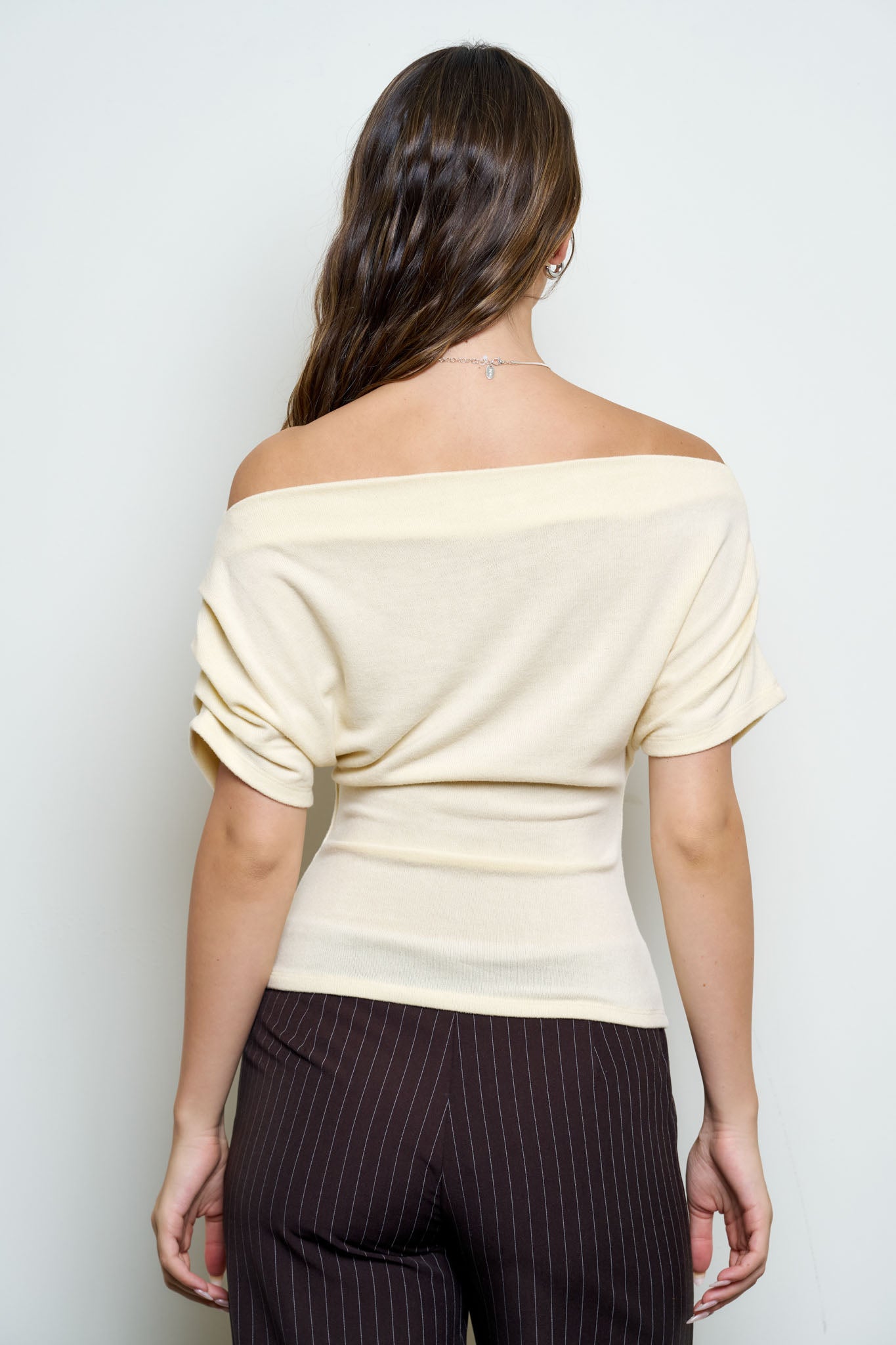 ONE-SHOULDER RUCHED SHORT SLEEVE KNIT TOP