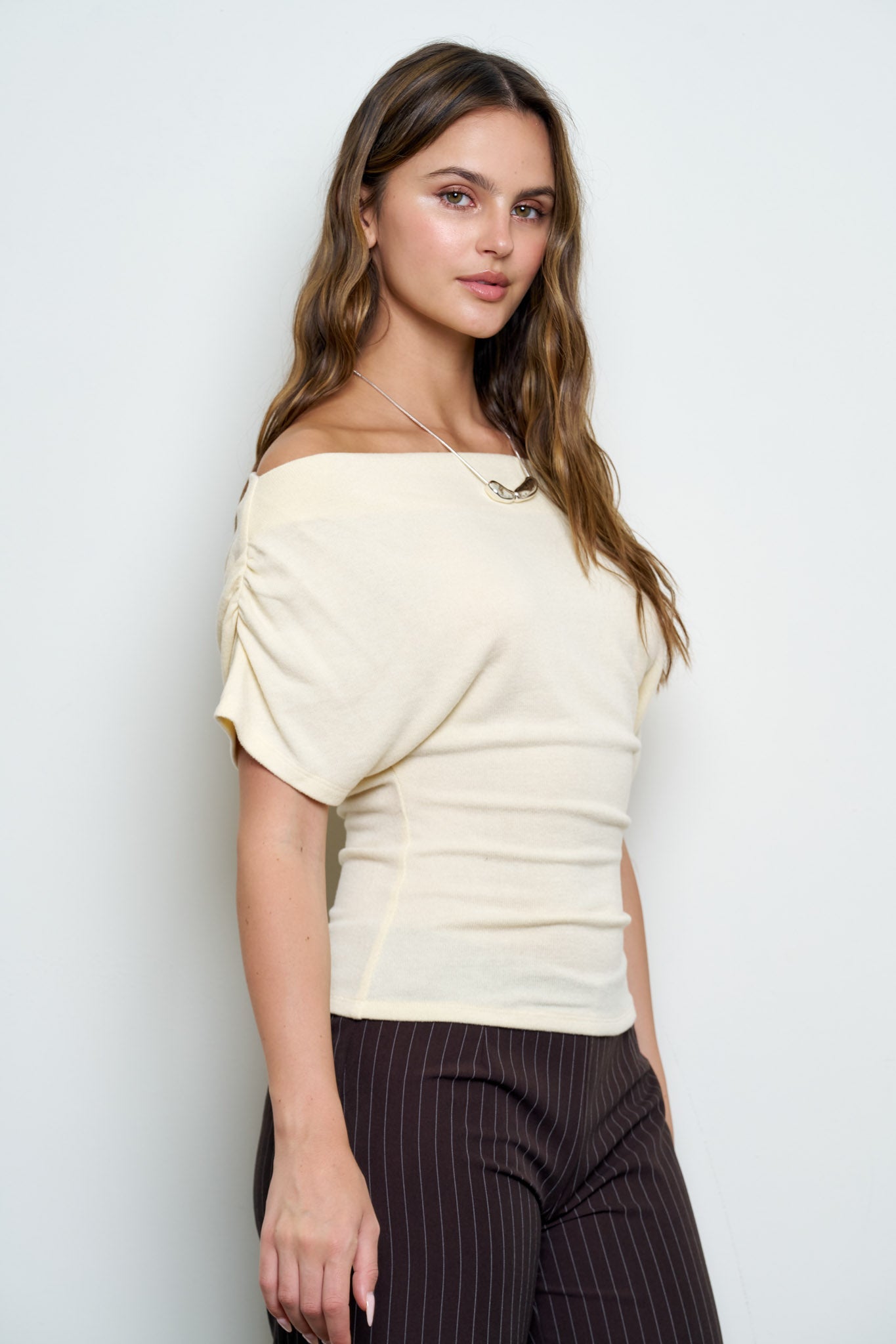 ONE-SHOULDER RUCHED SHORT SLEEVE KNIT TOP