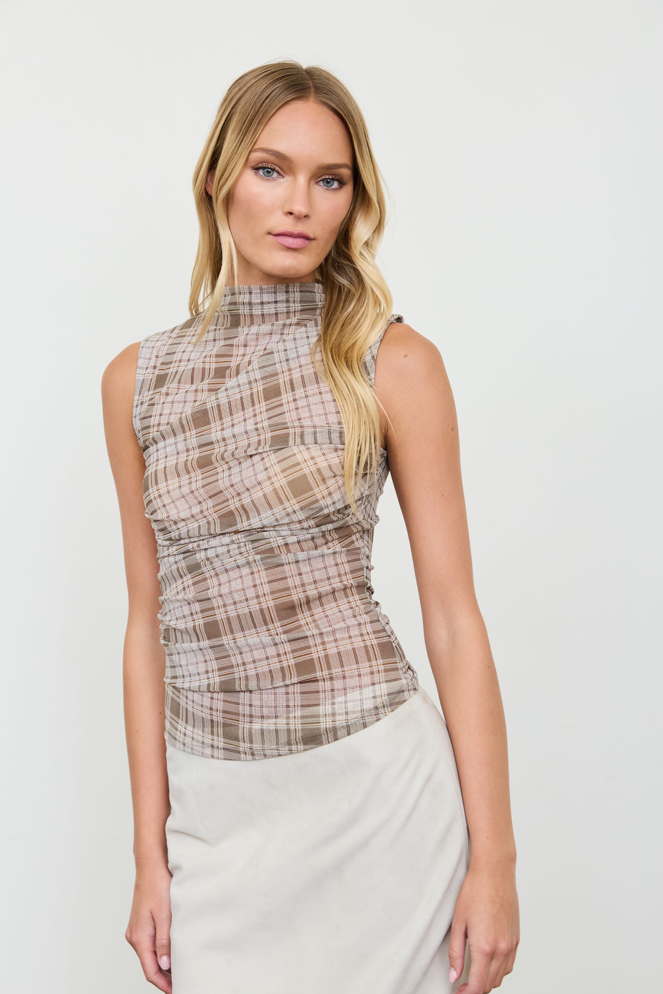 PLAID MOCK NECK RUCHED SLEEVELESS MESH KNIT TOP