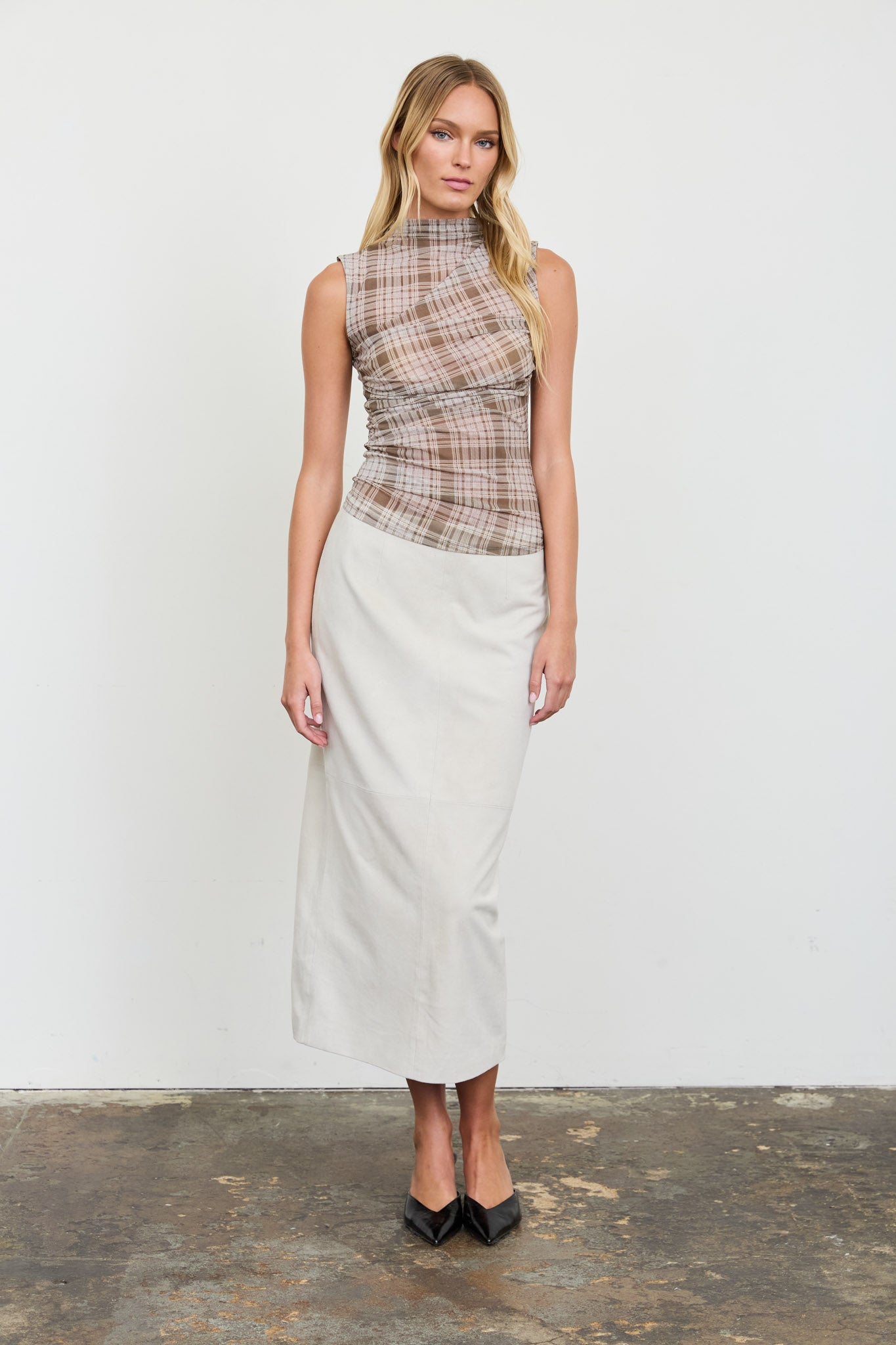 PLAID MOCK NECK RUCHED SLEEVELESS MESH KNIT TOP