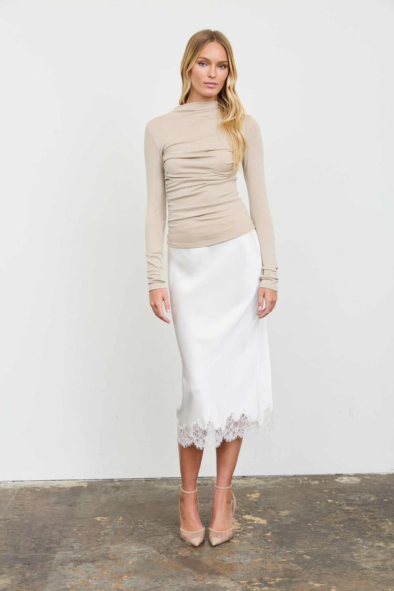 HEATHERED RUCHED BOAT NECK LONG SLEEVE KNIT TOP