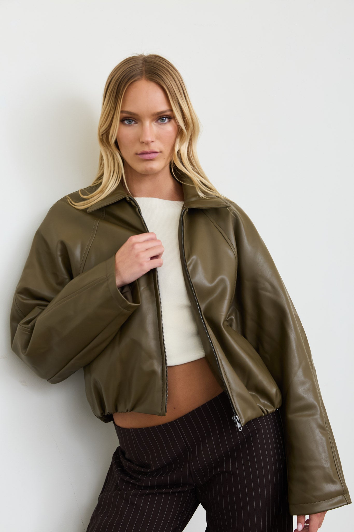 COLLARED ZIP-UP CROPPED FAUX LEATHER JACKET (PRE-ORDER)